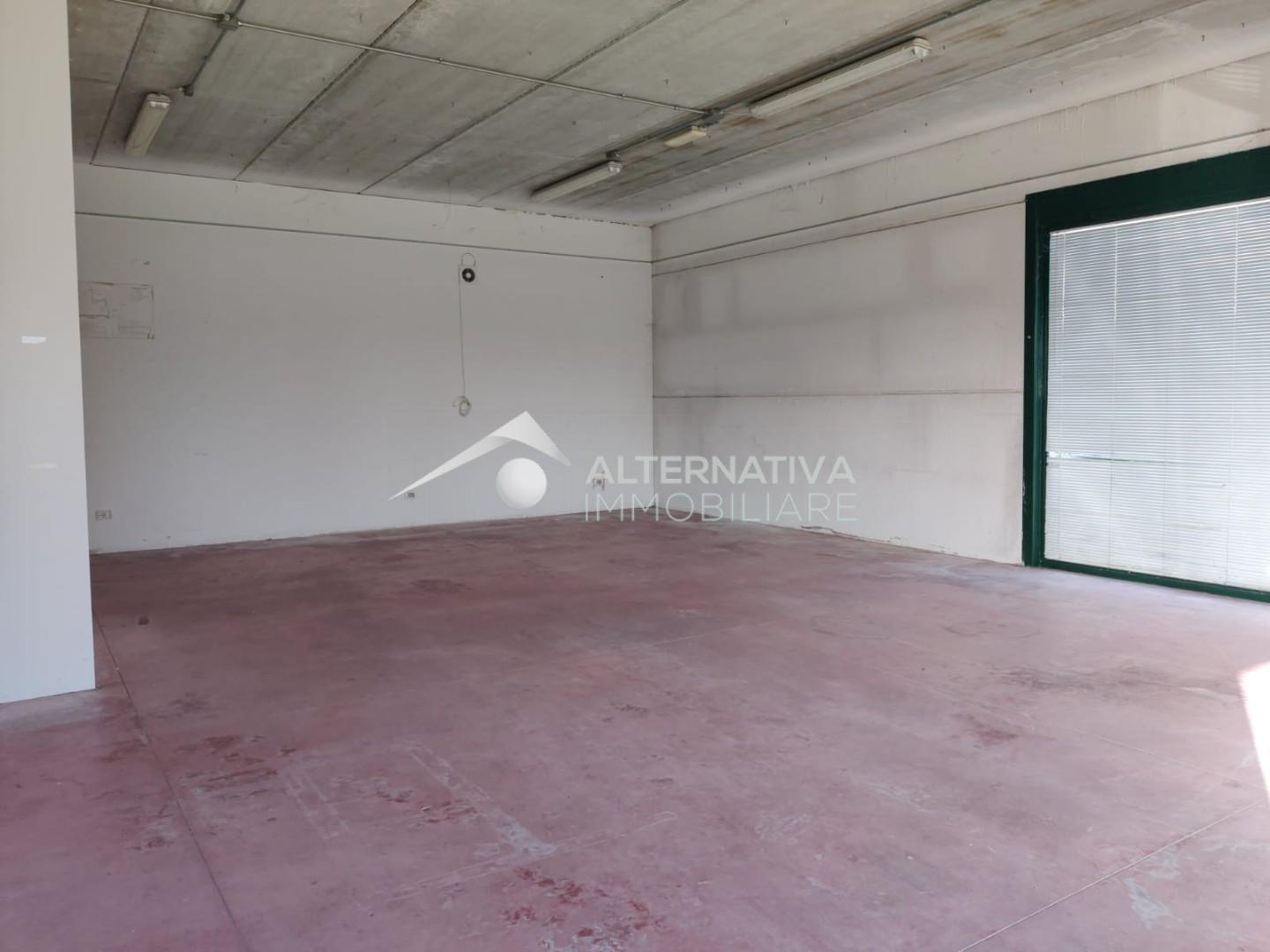 Capannone in affitto a Cascina