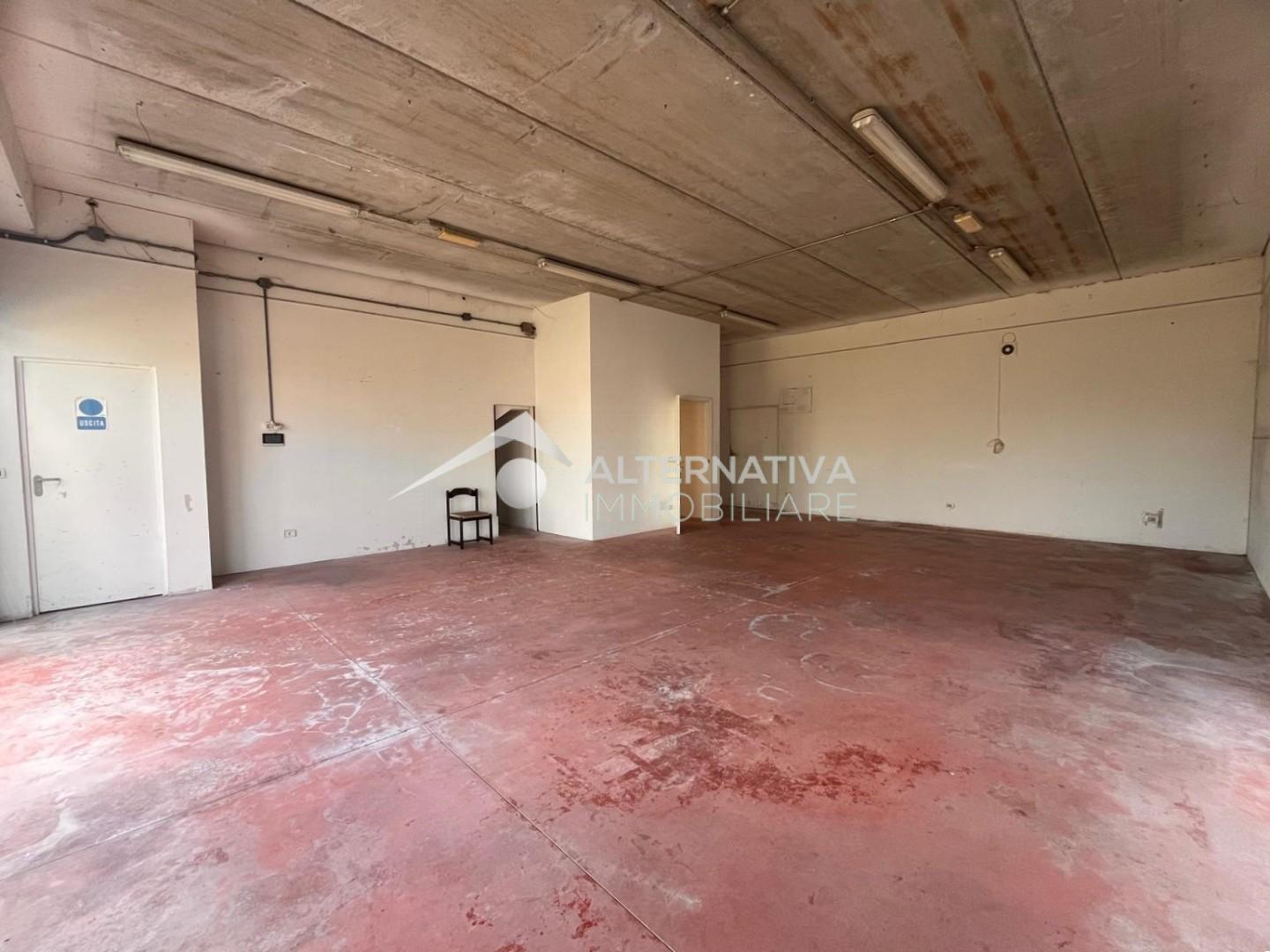 Capannone in affitto a Cascina
