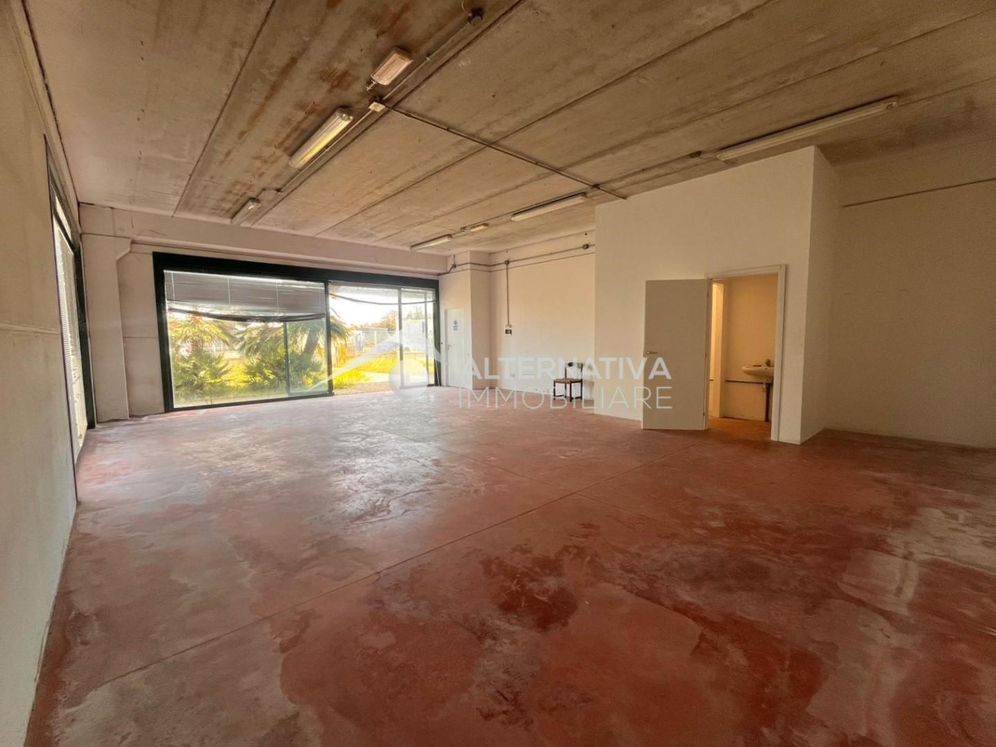 Capannone in affitto a Cascina