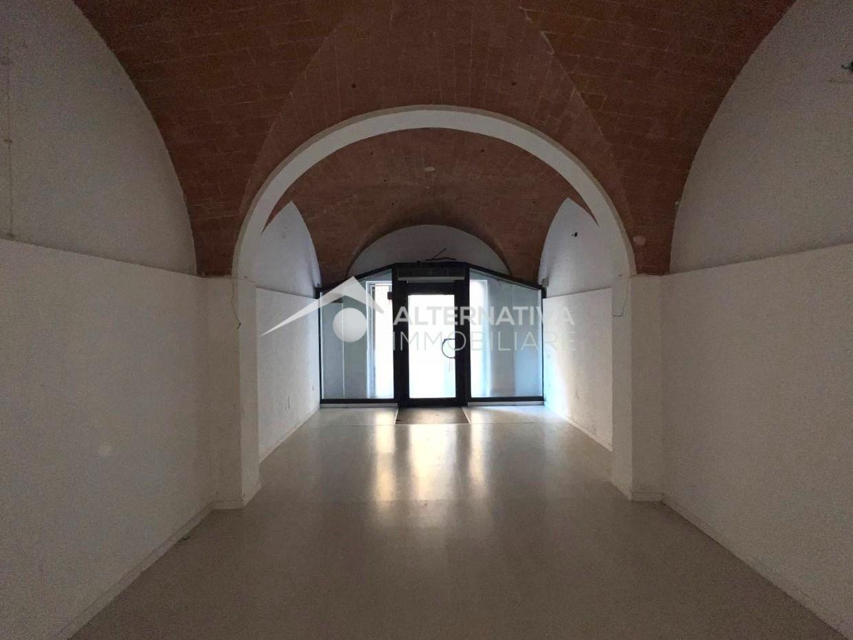 Locale commerciale in affitto a Pontedera