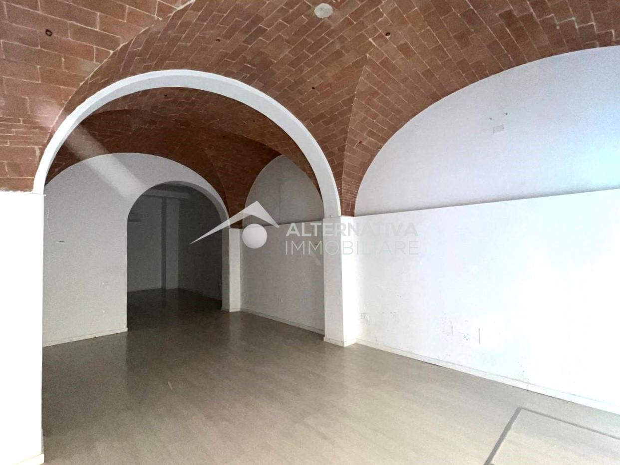 Locale commerciale in affitto a Pontedera