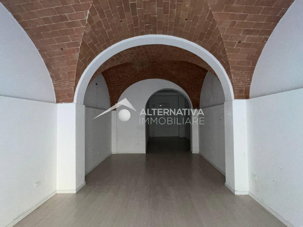Locale commerciale in affitto a Pontedera