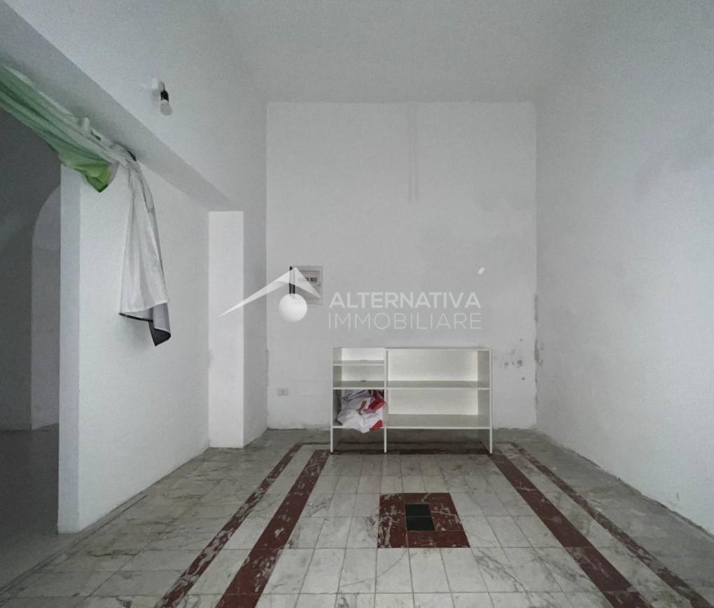 Locale commerciale in affitto a Pontedera