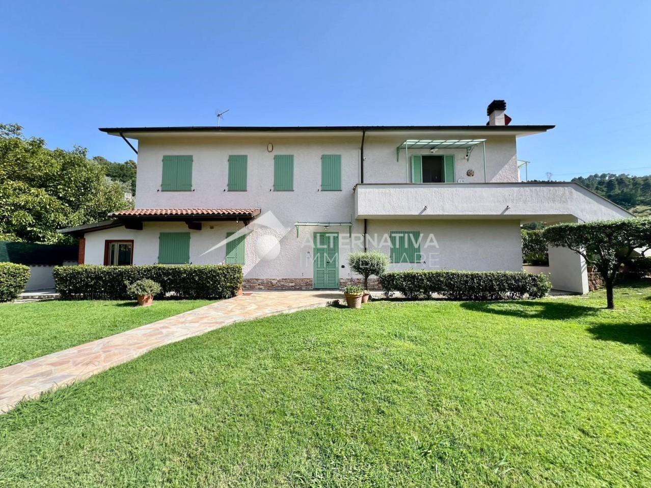 Villa Bifamiliare con giardino, Camaiore marignana