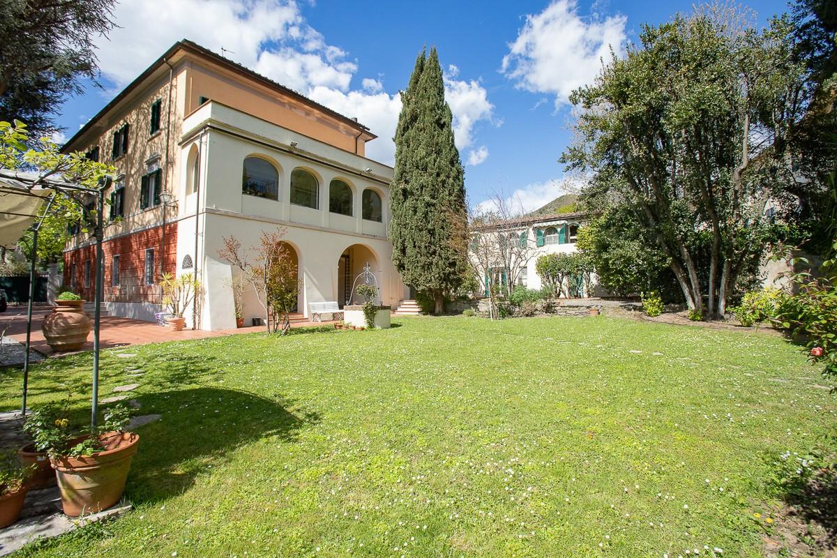 Stabile/Palazzo con giardino a Pisa