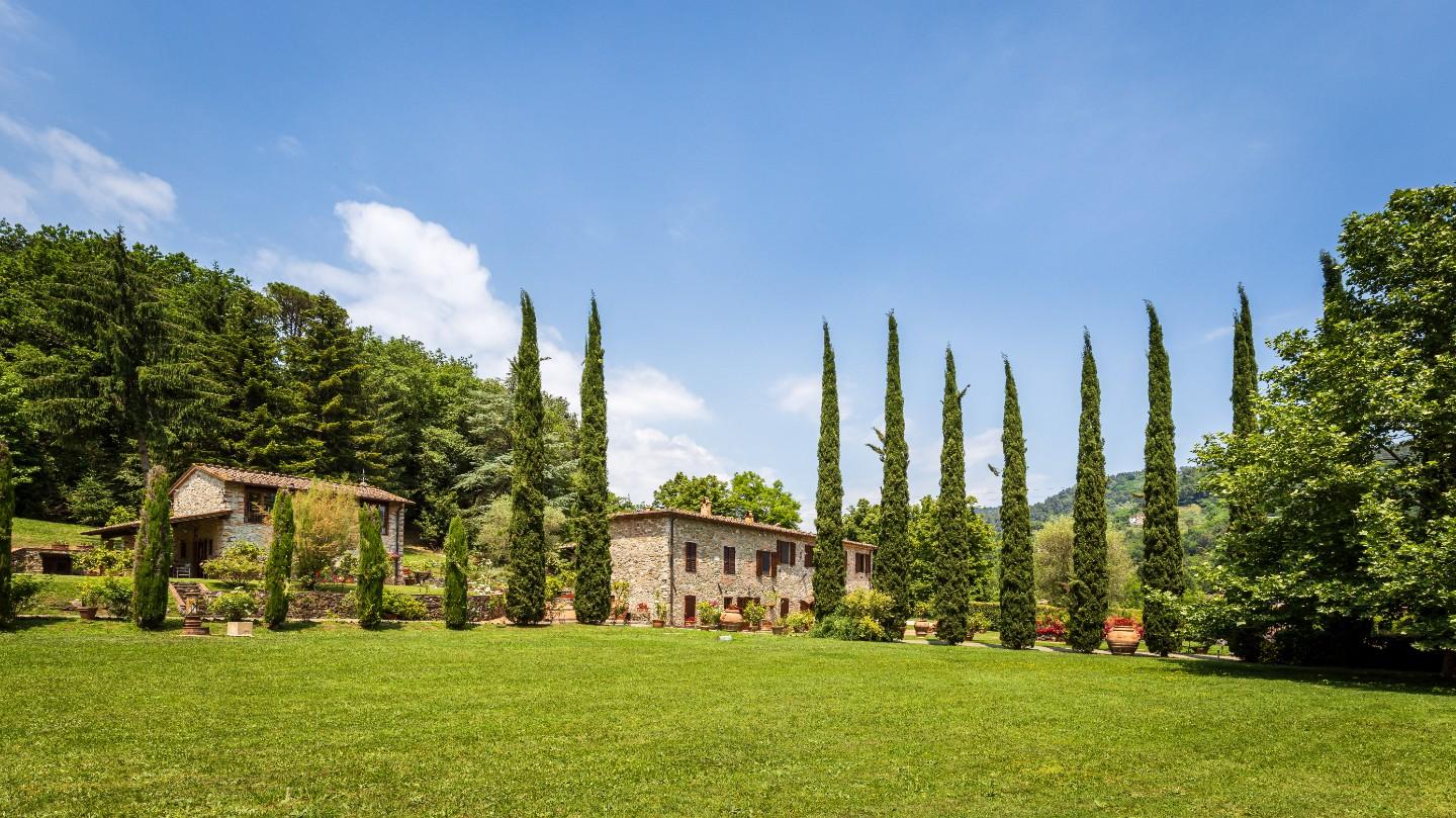 Rustico con giardino, Lucca colline
