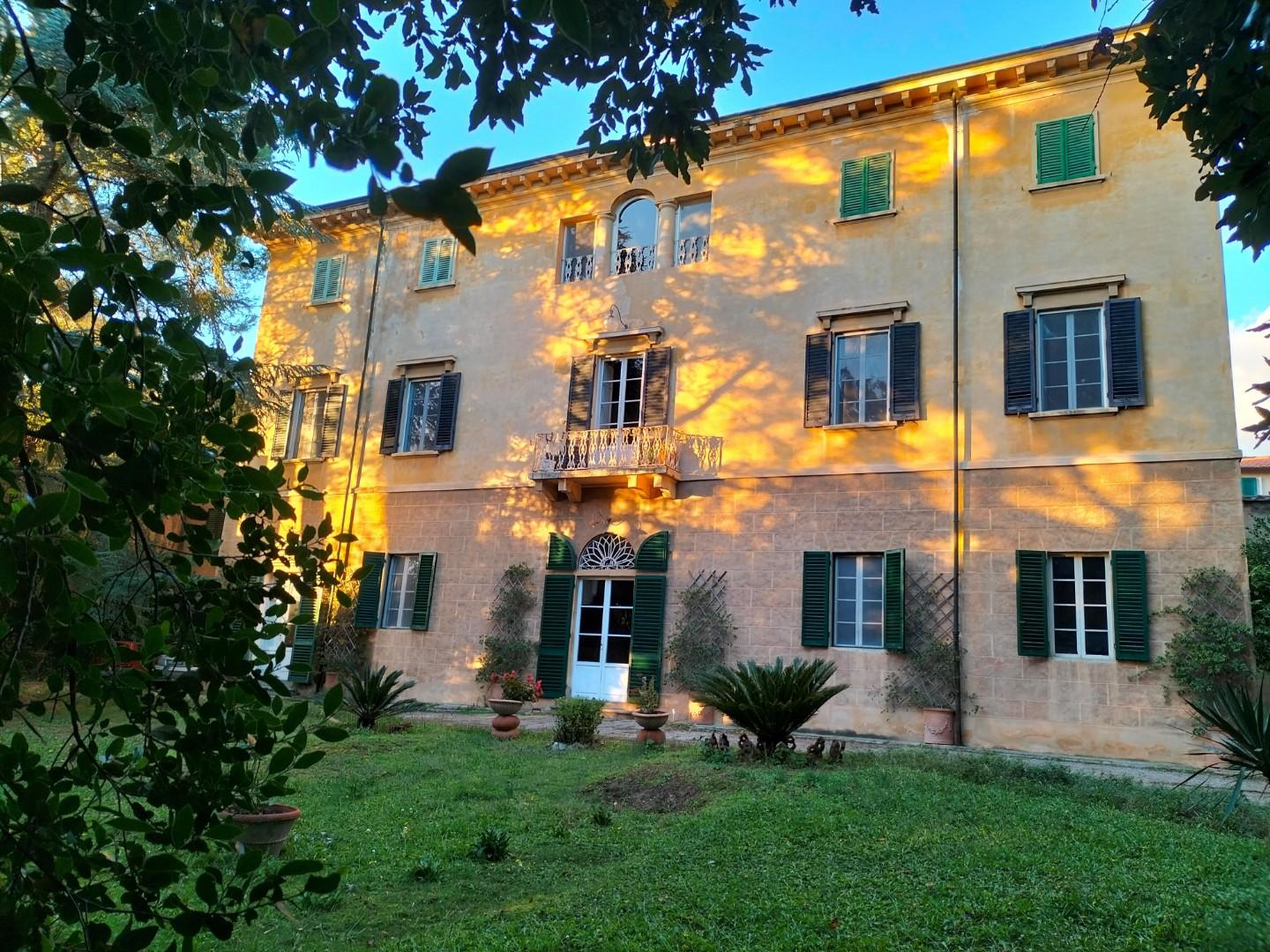 Stabile/Palazzo con giardino a Pisa