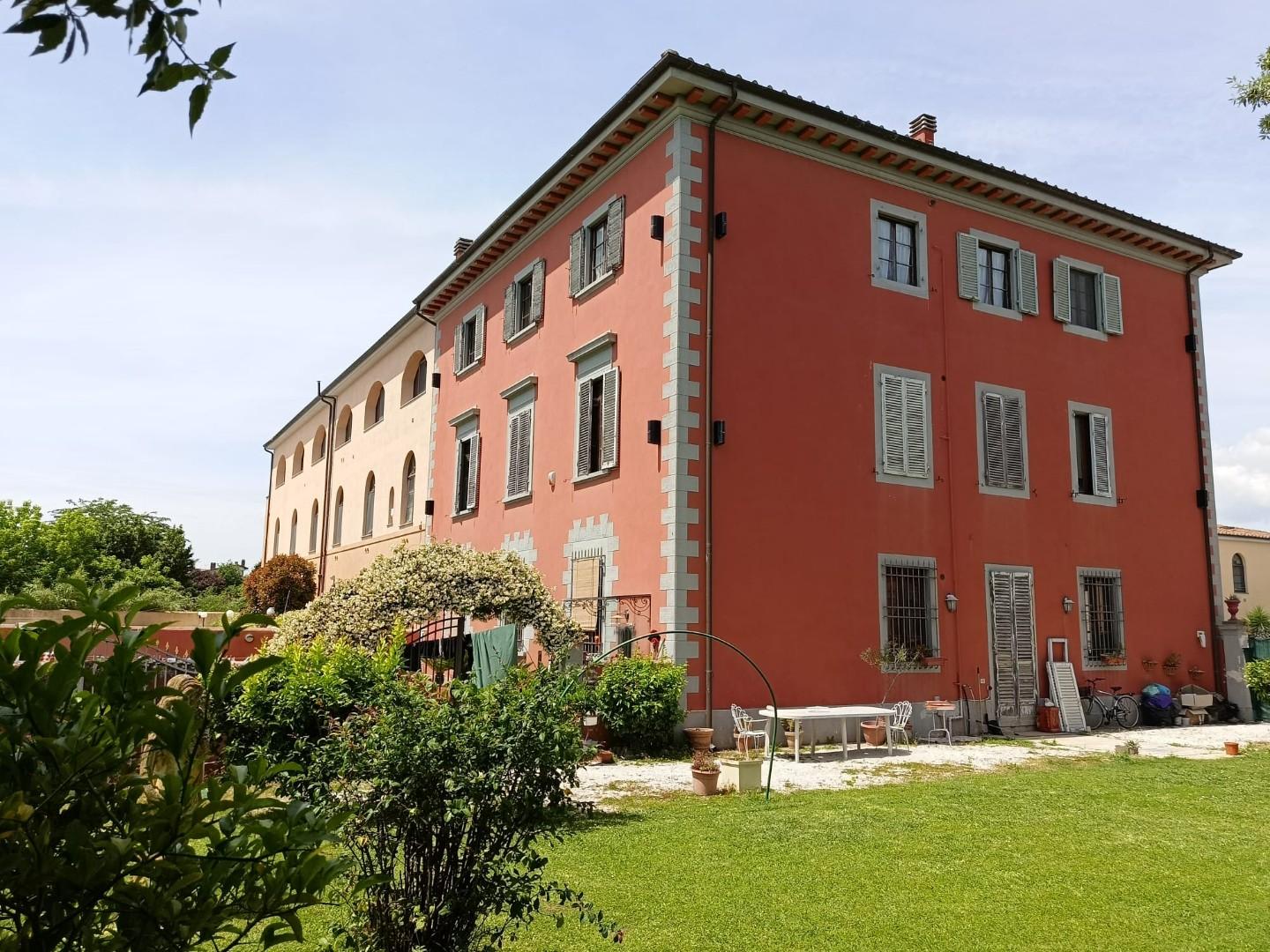 Stabile/Palazzo con giardino a Cascina