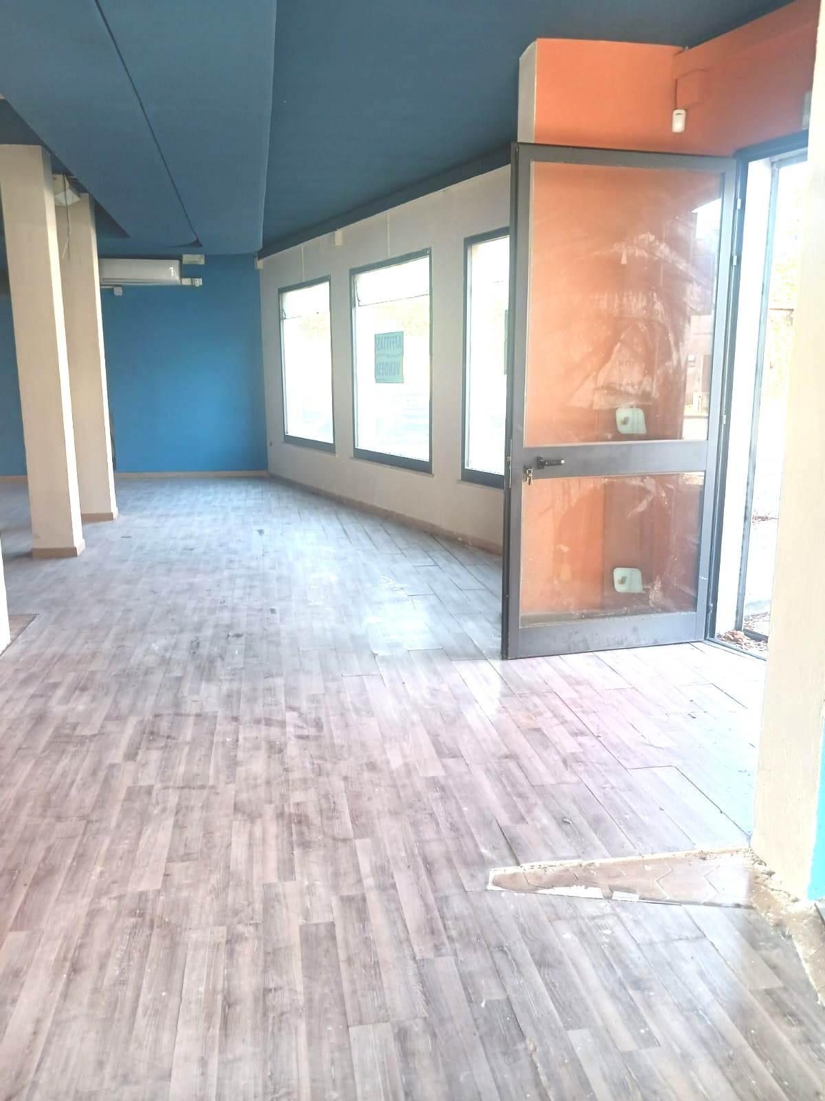 Locale commerciale in affitto a Vicopisano