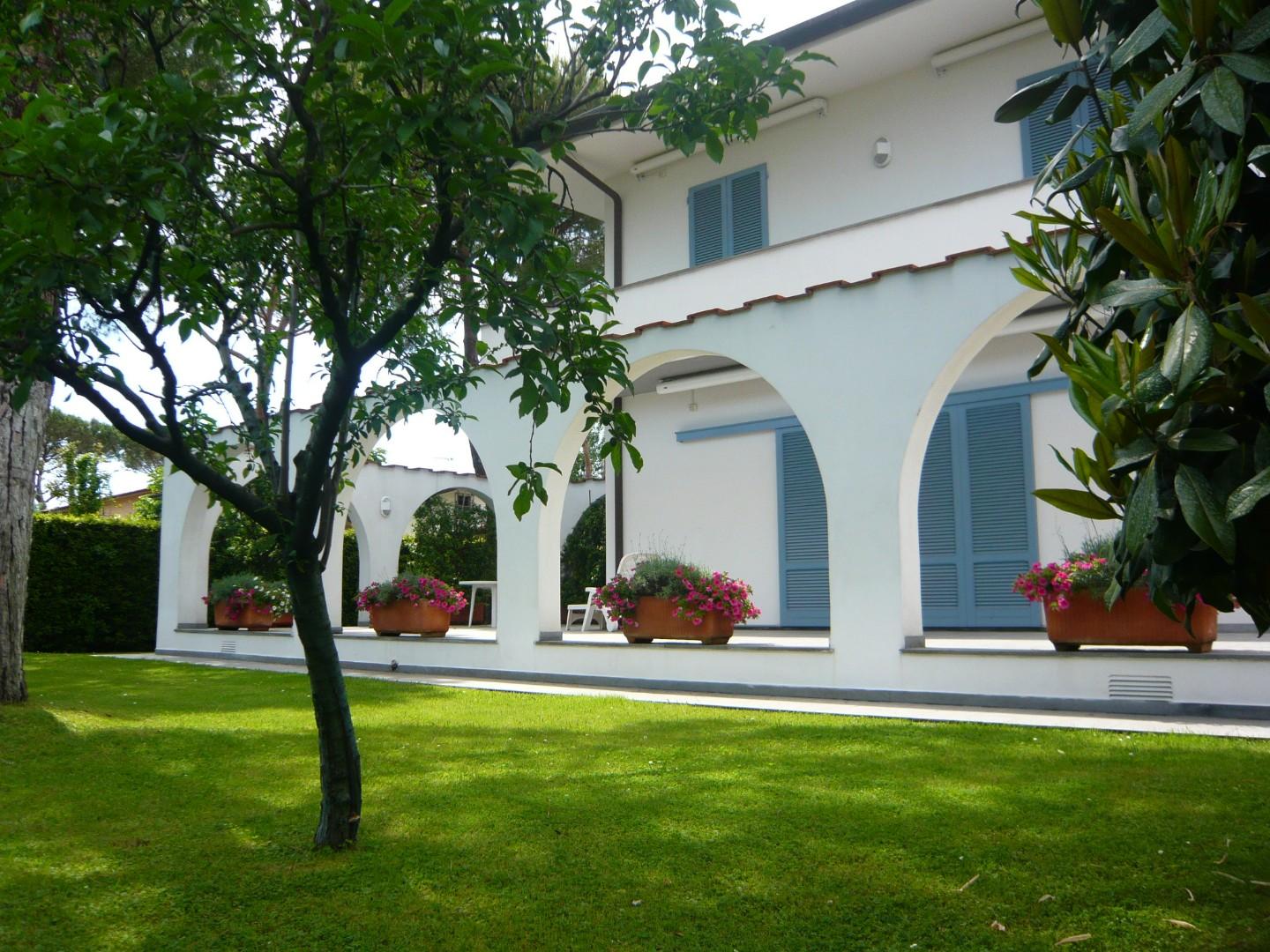 Villa con giardino a Forte dei Marmi