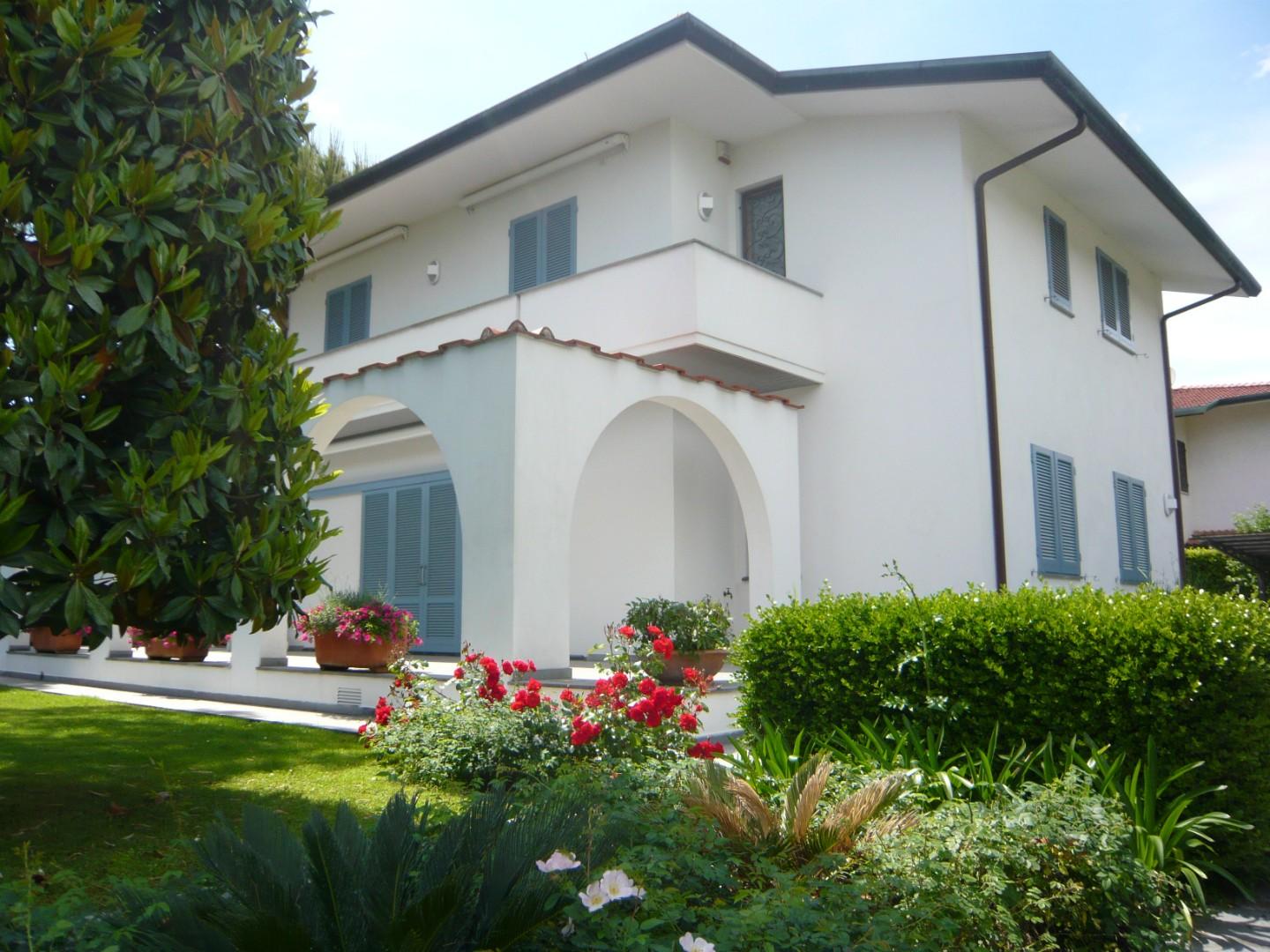 Villa con giardino a Forte dei Marmi