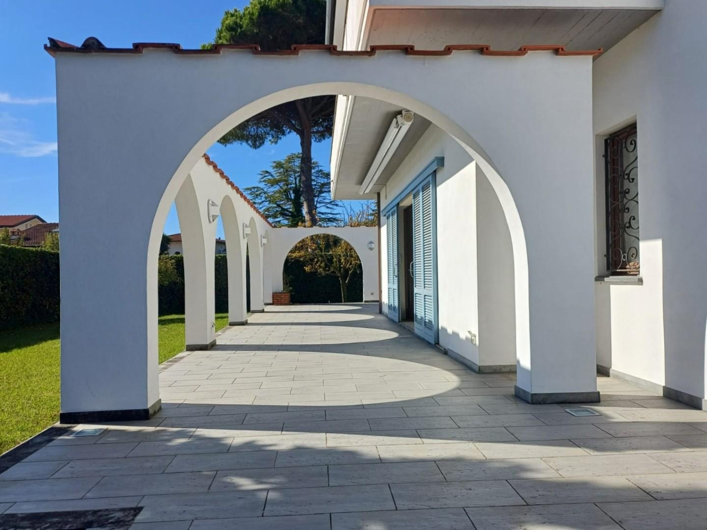 Villa con giardino a Forte dei Marmi