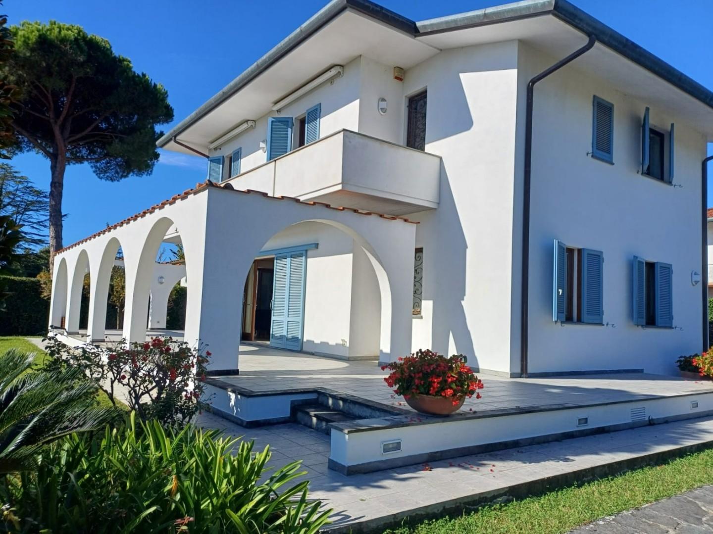 Villa con giardino a Forte dei Marmi