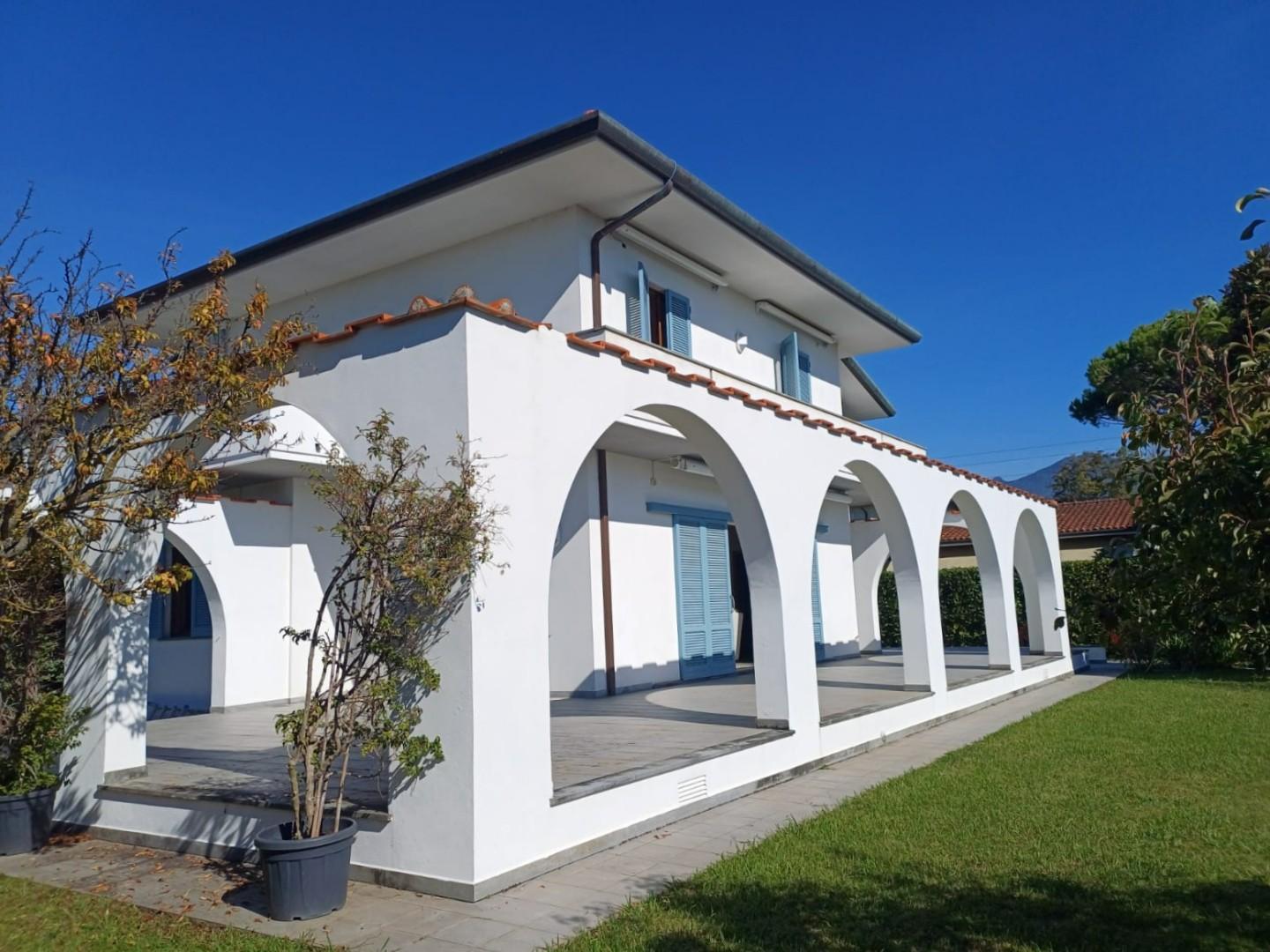 Villa con giardino a Forte dei Marmi