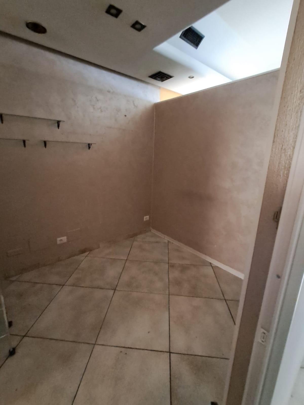 Locale commerciale in affitto a Scandicci