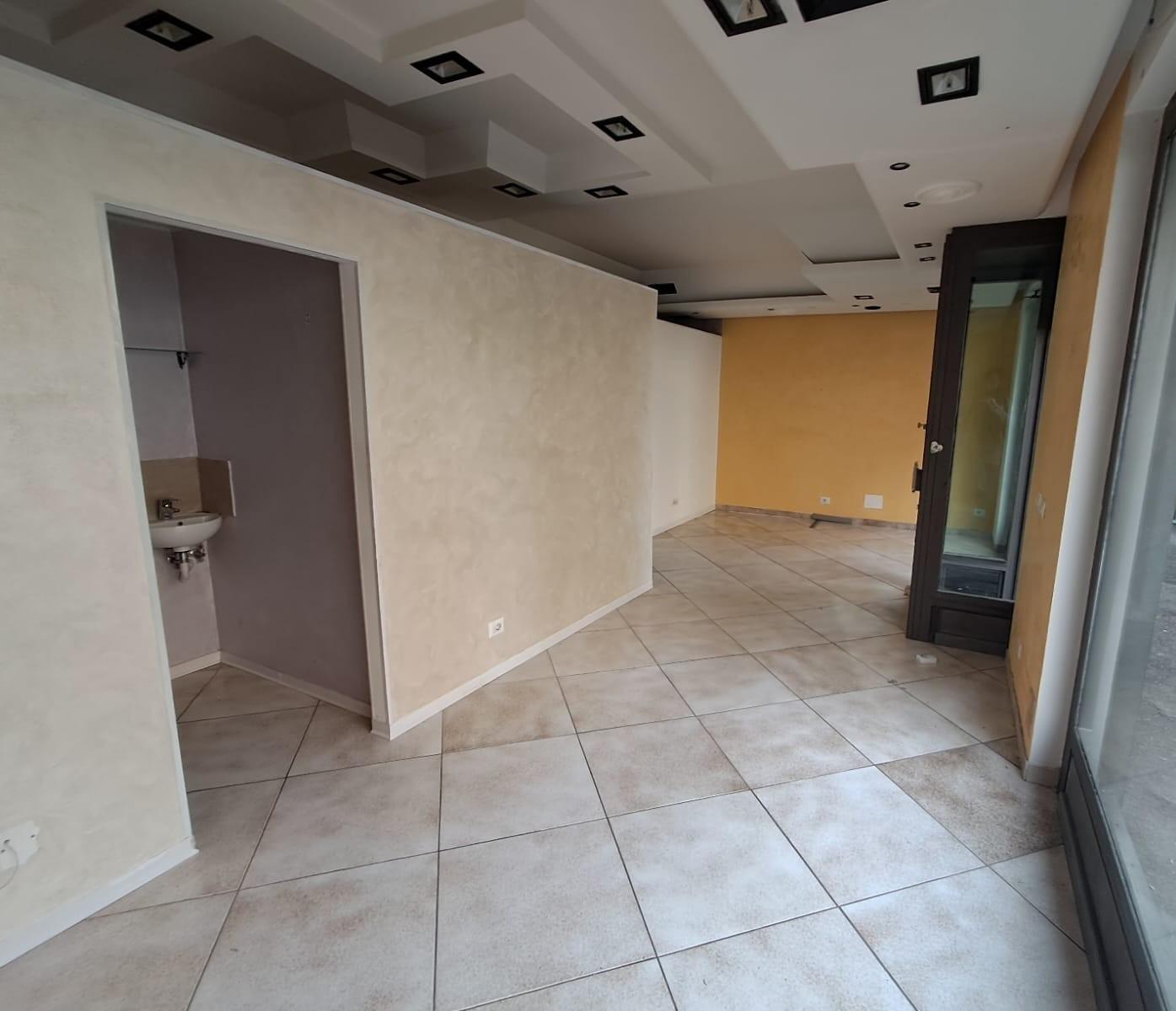 Locale commerciale in affitto a Scandicci