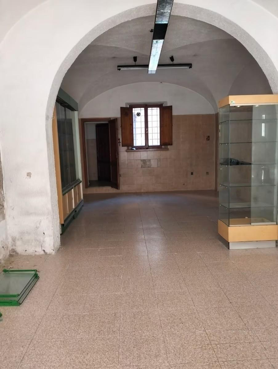 Locale commerciale in affitto a Pontedera