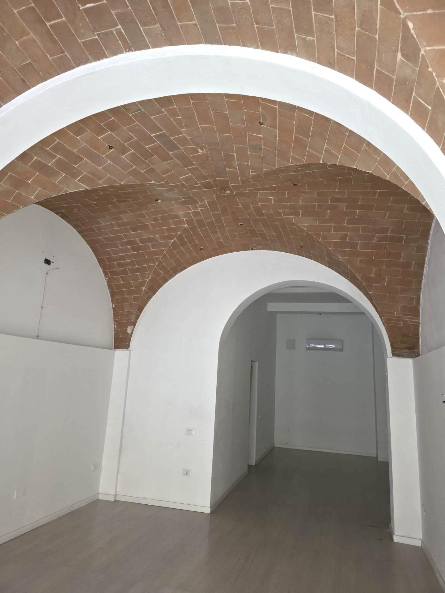 Locale commerciale in affitto a Pontedera