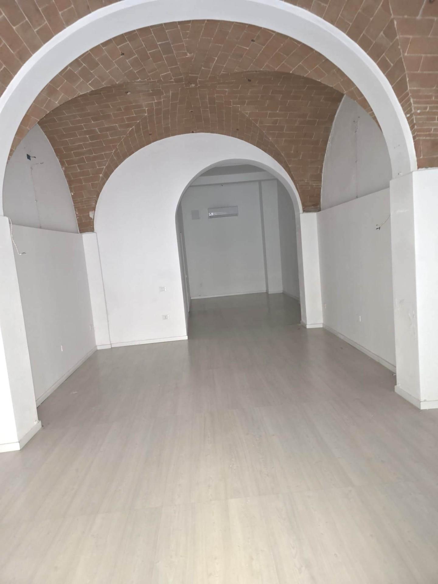 Locale commerciale in affitto a Pontedera