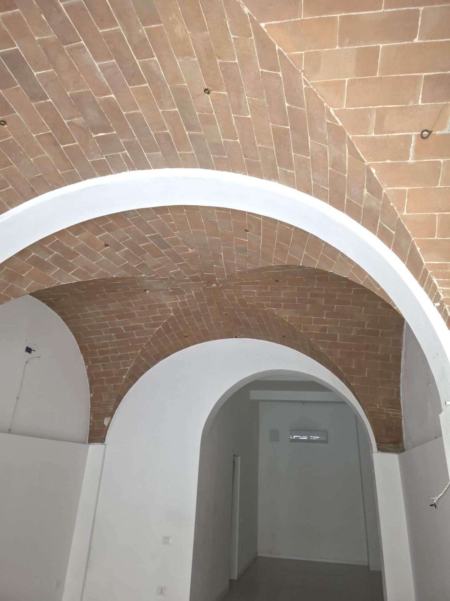 Locale commerciale in affitto a Pontedera