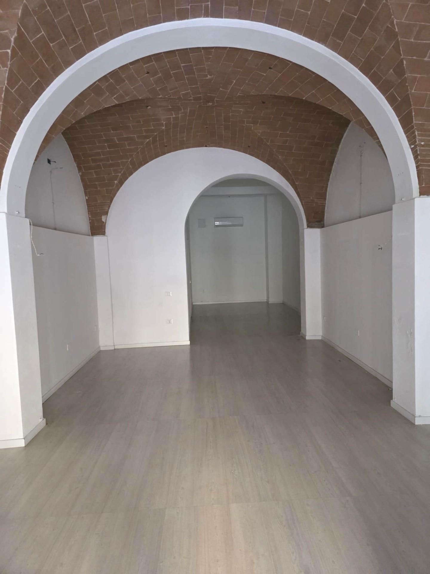 Locale commerciale in affitto a Pontedera