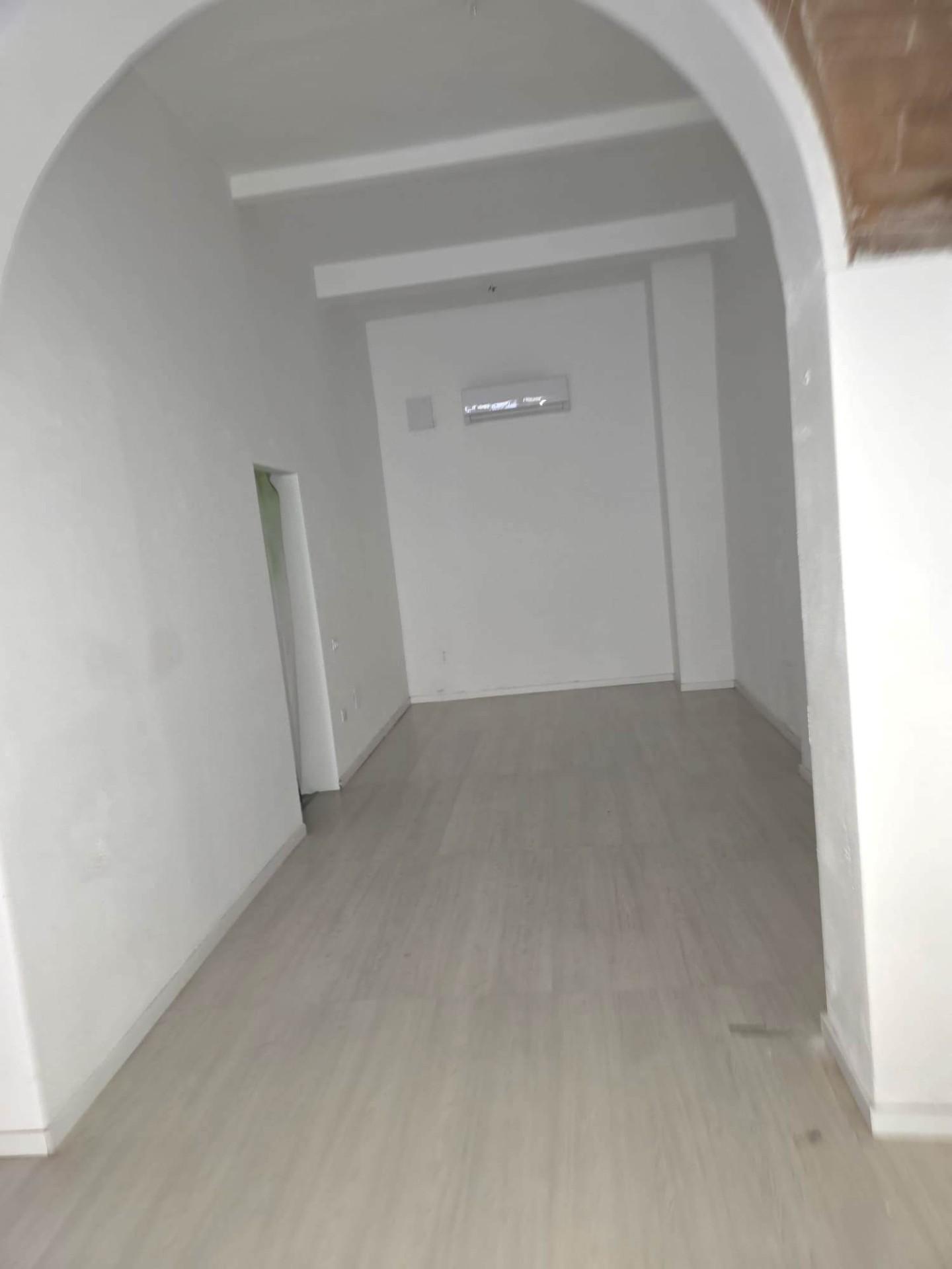 Locale commerciale in affitto a Pontedera