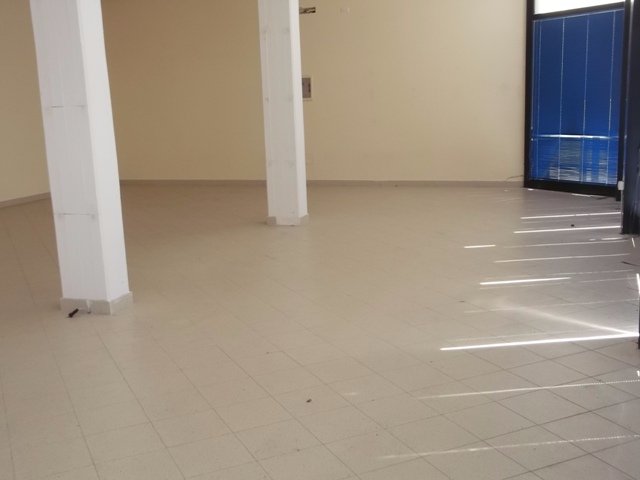 Locale commerciale in affitto a Cascina