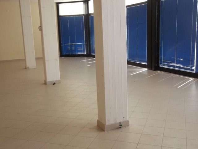 Locale commerciale in affitto a Cascina