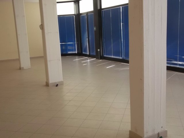 Locale commerciale in affitto a Cascina