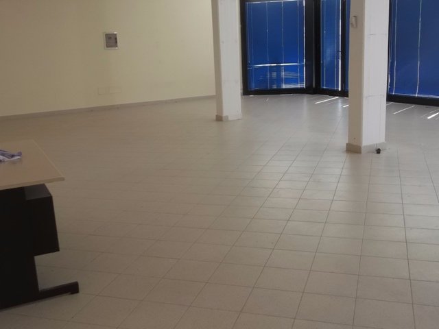 Locale commerciale in affitto a Cascina