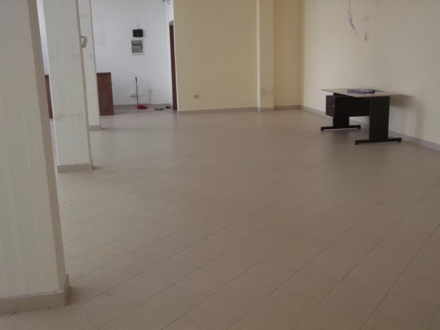 Locale commerciale in affitto a Cascina