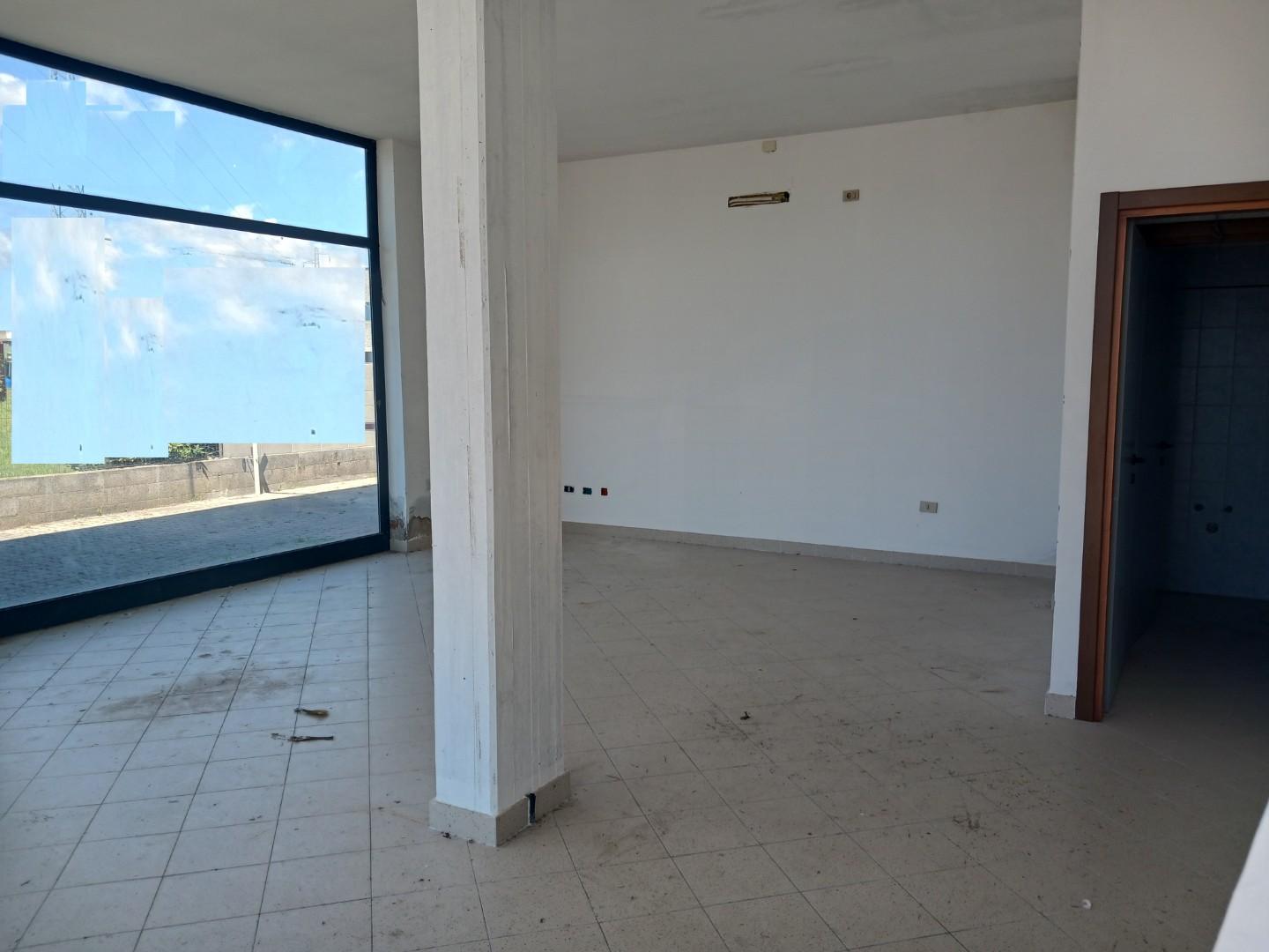 Locale commerciale in affitto a Cascina