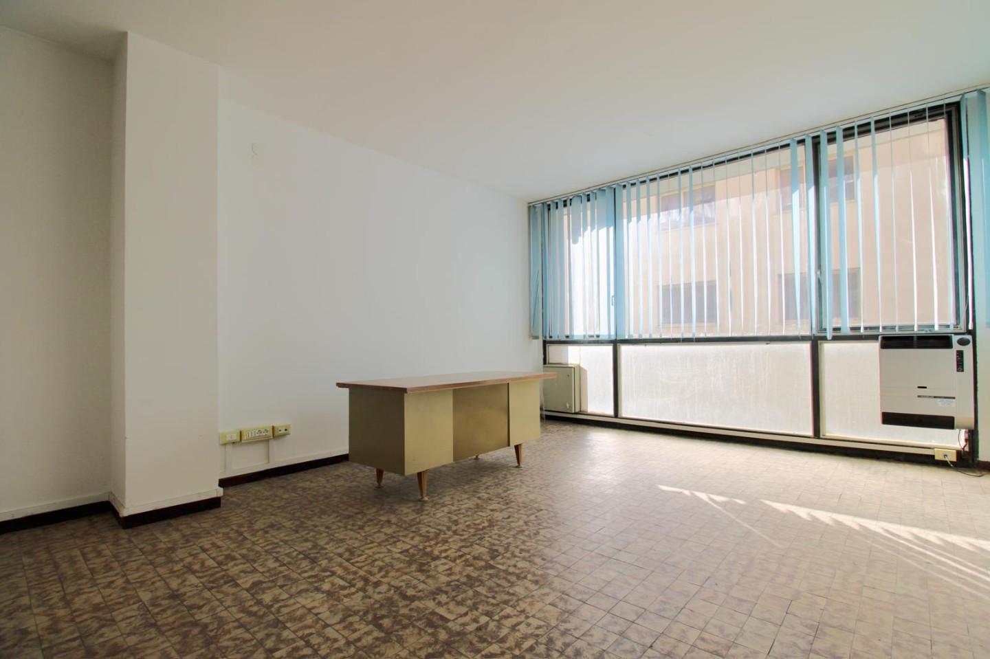Ufficio in affitto a Cascina