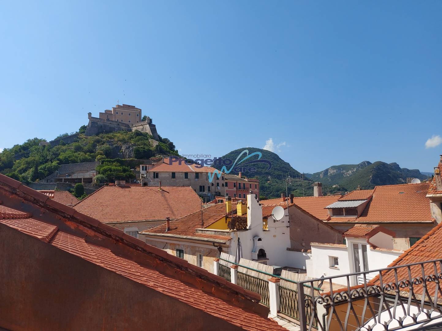 Appartamento Plurilocale in vendita a Finale Ligure, Finalborgo