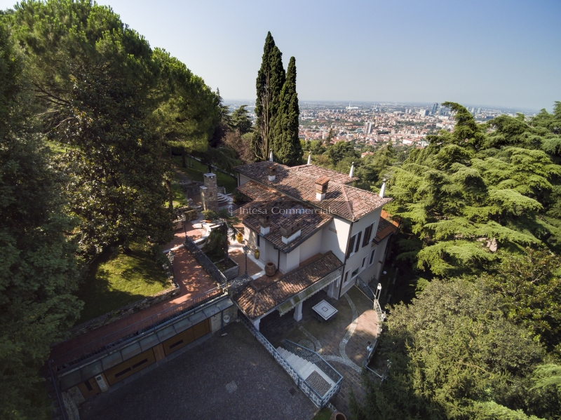 Villa con terrazzi a Brescia