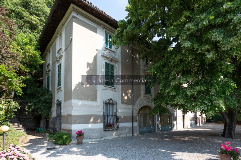 Stabile/Palazzo con giardino a Brescia