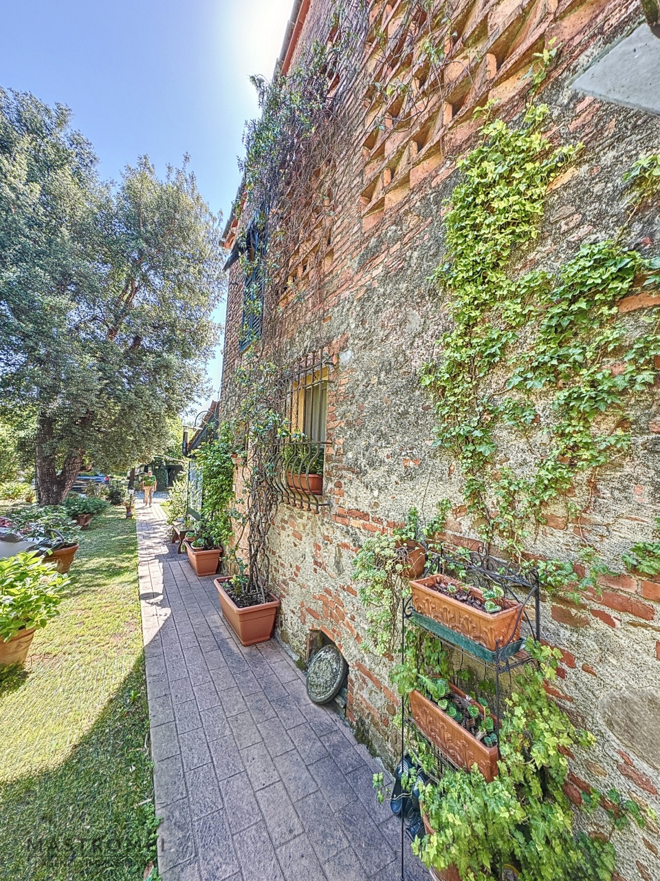 Rustico con giardino in via del tredici, Montecarlo