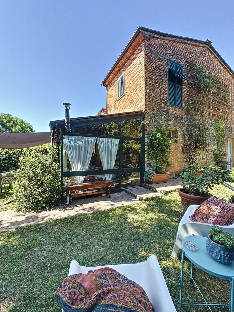 Rustico con giardino in via del tredici, Montecarlo