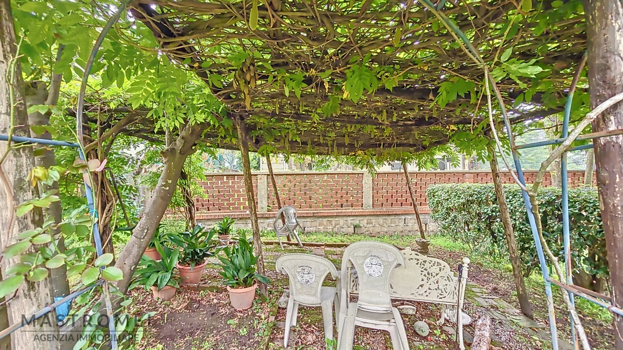 Villa con giardino in via rosselli, Altopascio