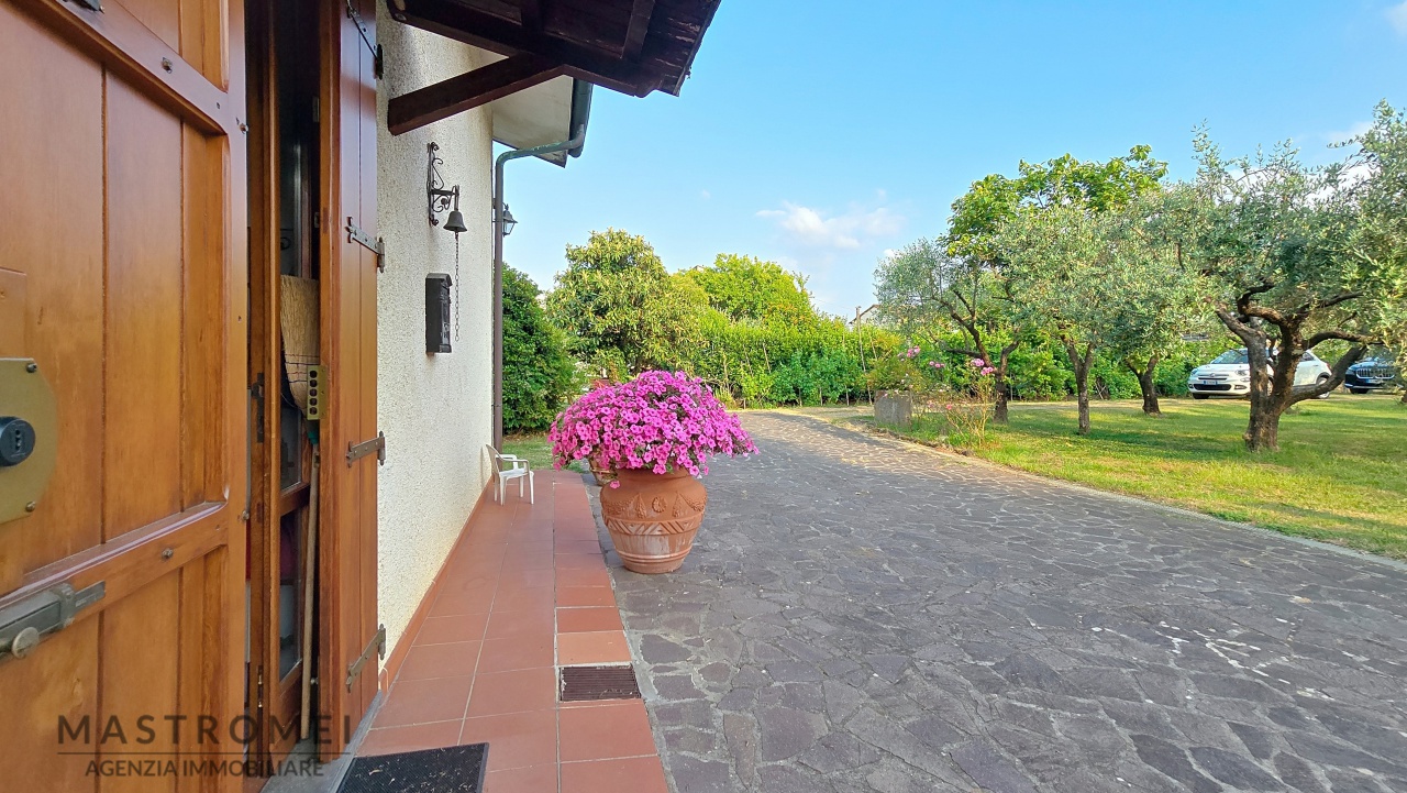 Villa con giardino in via fornello, Montecarlo