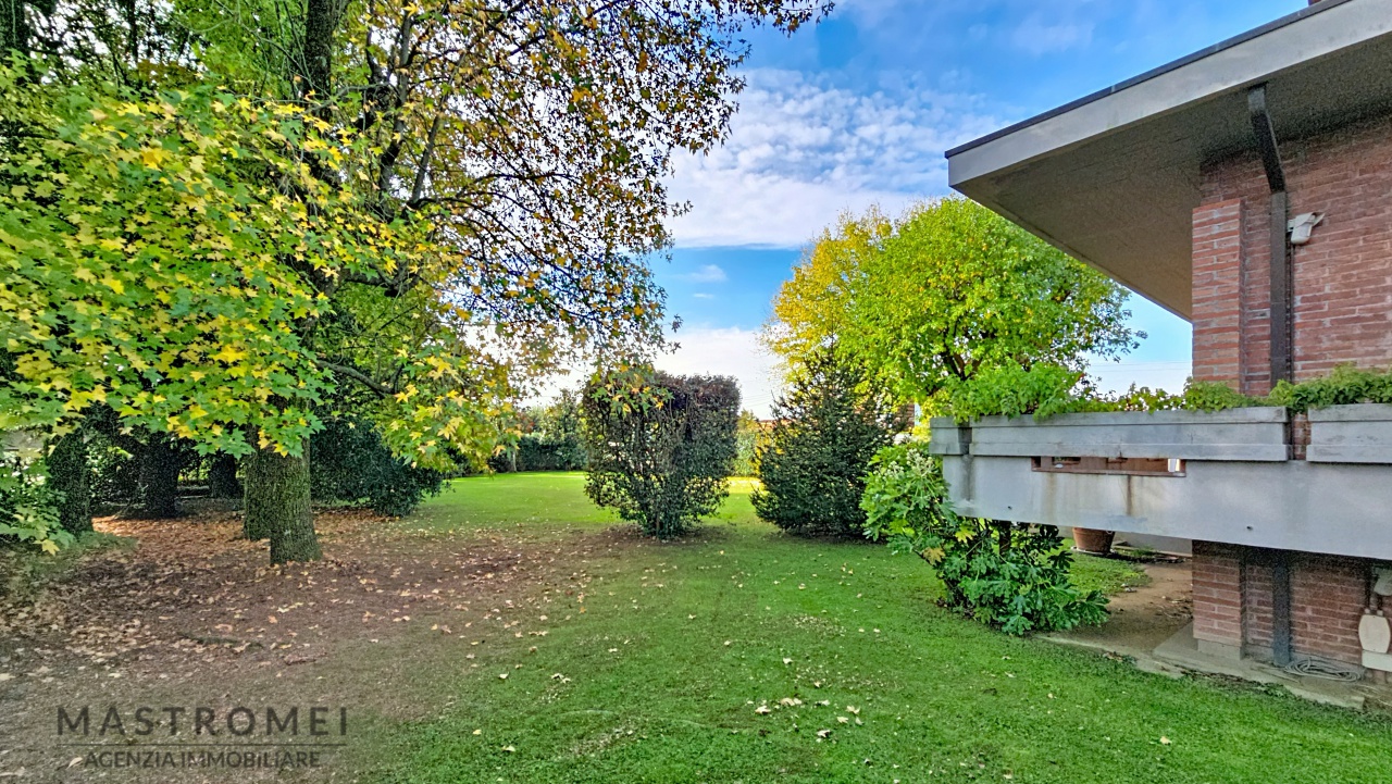 Villa con giardino in via delle selvette, Capannori