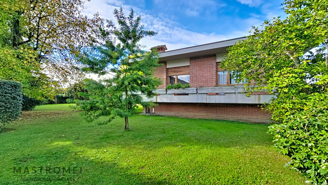 Villa con giardino in via delle selvette, Capannori