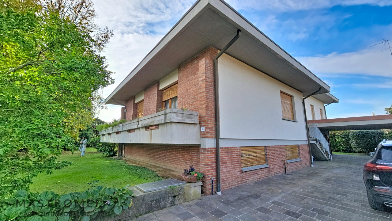 Villa con giardino in via delle selvette, Capannori