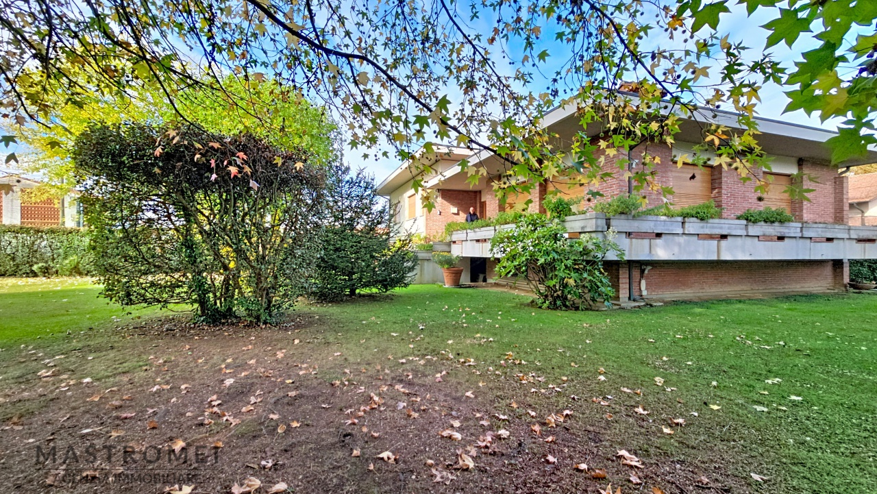 Villa con giardino in via delle selvette, Capannori