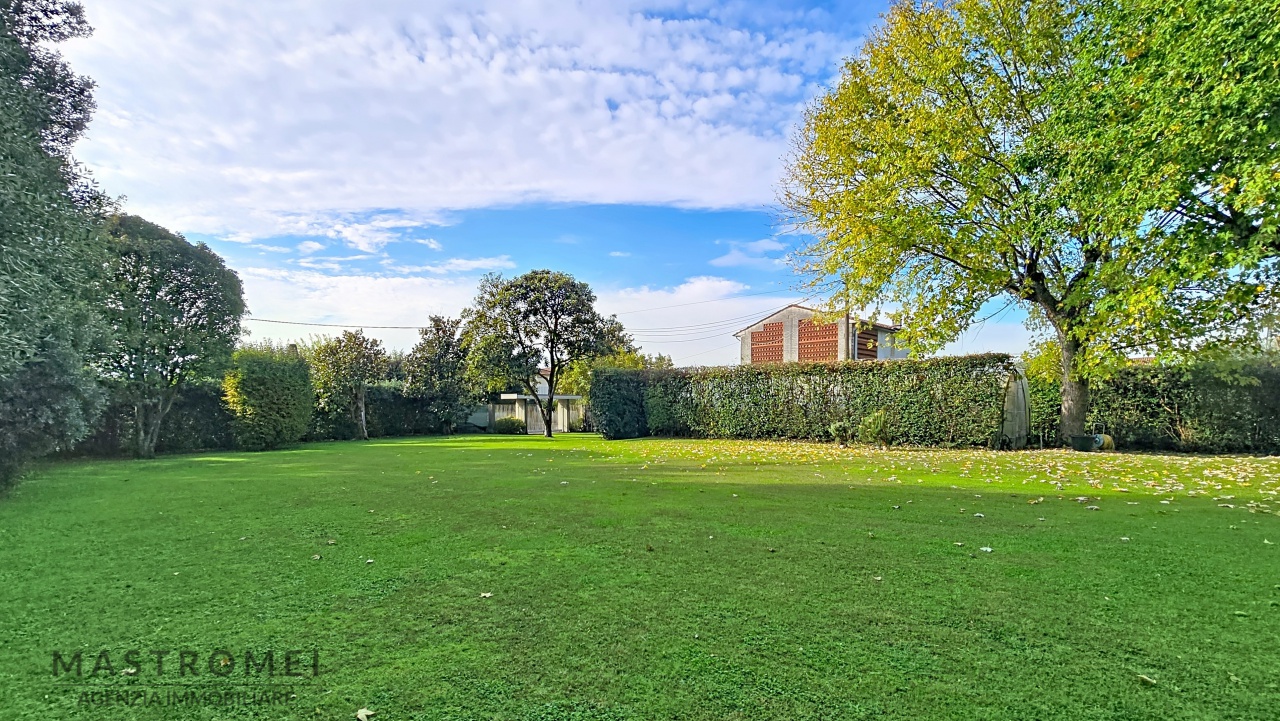 Villa con giardino in via delle selvette, Capannori