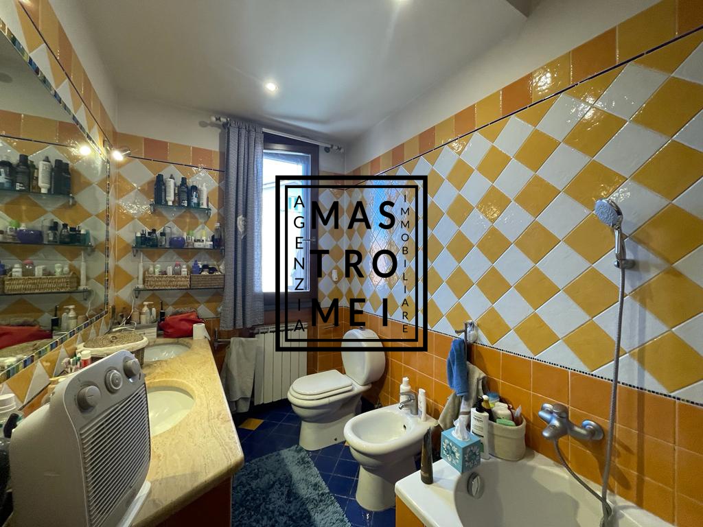 Villa con giardino in via regione marche, Altopascio