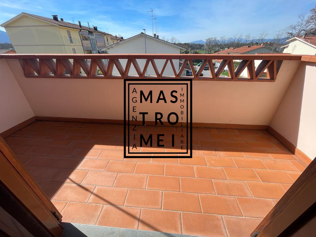 Villa con giardino in via regione marche, Altopascio