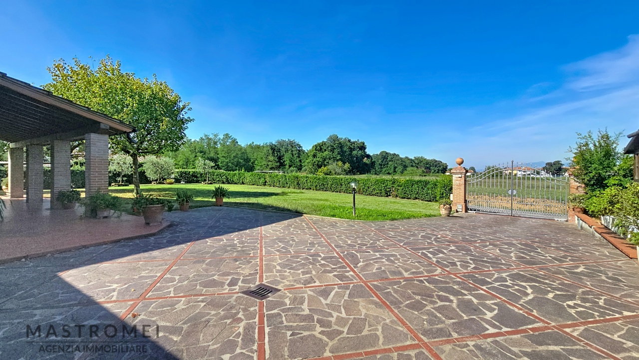 Casa indipendente con giardino in via lucchese romana, Altopascio