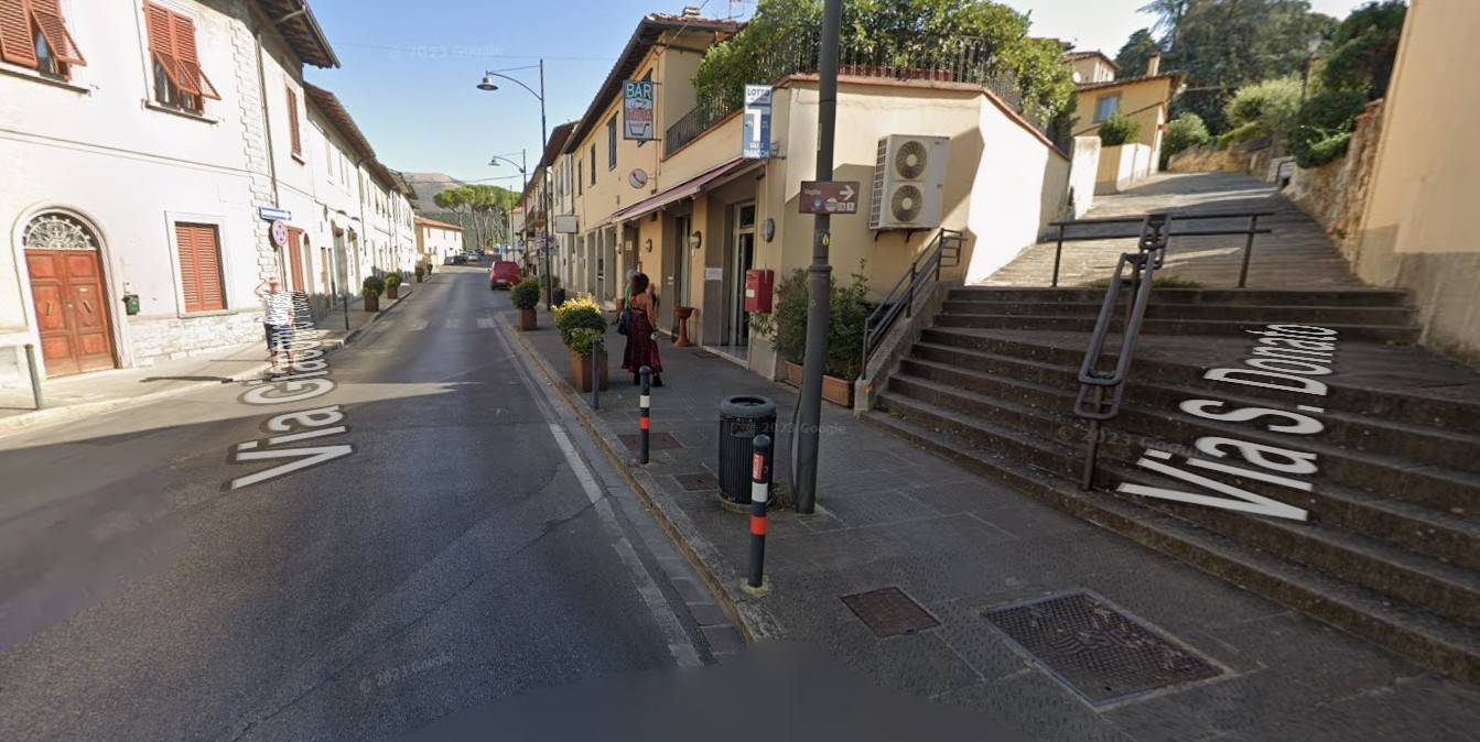 Locale commerciale in affitto a Calenzano