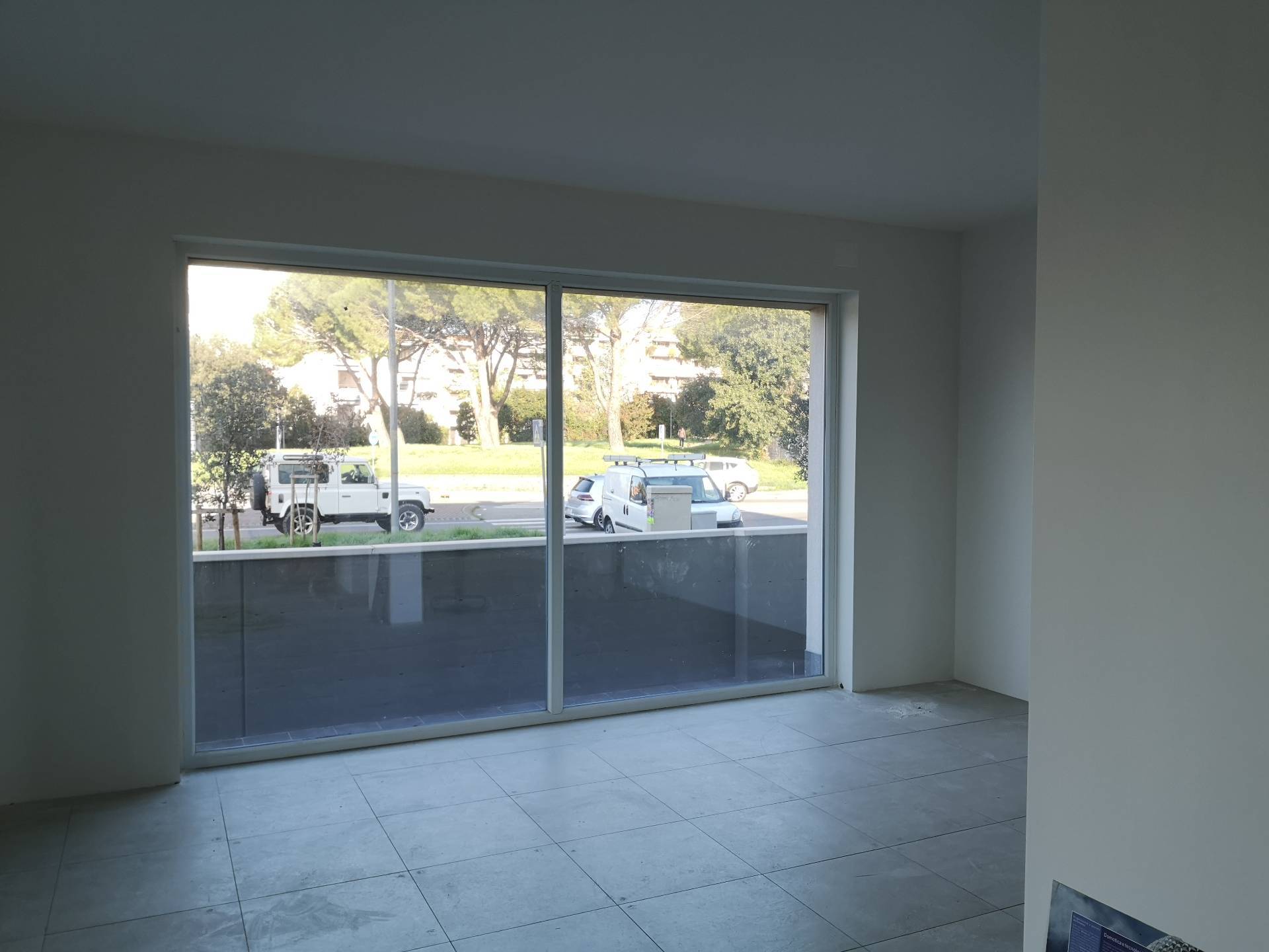 Locale commerciale in affitto a Sesto Fiorentino